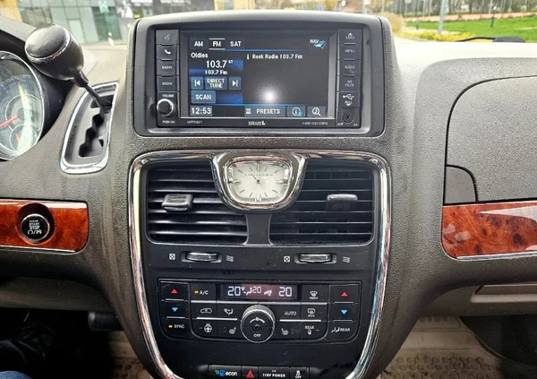 Chrysler Town &amp; Country cena 45000 przebieg: 345000, rok produkcji 2015 z Warszawa małe 106